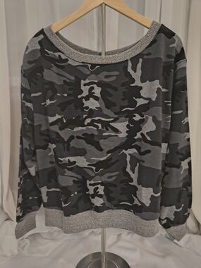 Horizon Women's Gray Camo Crewneck Lightweight Sweatshirt